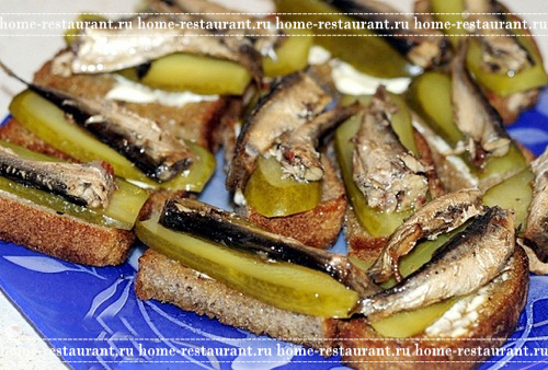 Бутерброды со шпротами и маринованными огурчиками