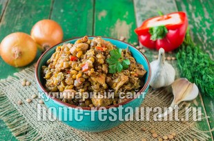 Чечевица с куриной грудкой и овощами