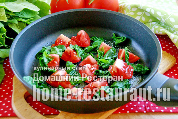 Омлет со шпинатом и помидорами