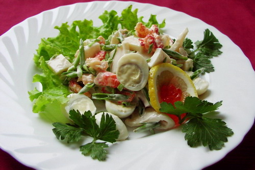 салат с морепродуктами и икрой