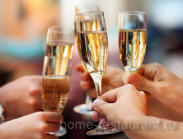 четыре бокала с шампанским, держащихся в руках на торжественном мероприятии