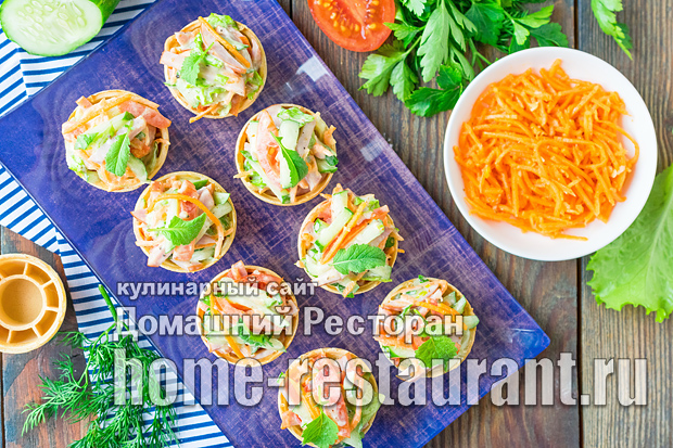 Салат в тарталетках с корейской морковью и колбасой фото