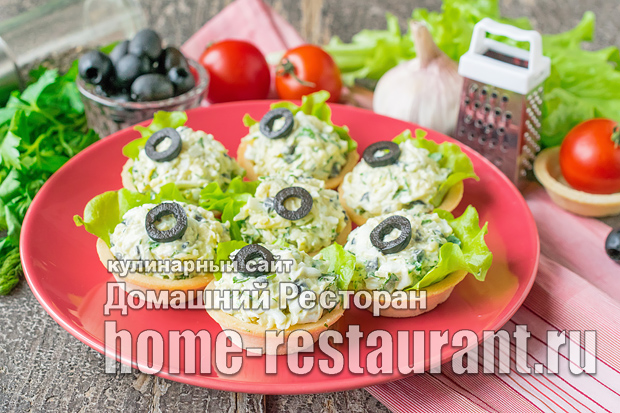 Сырный салат в тарталетках с маслинами и чесноком фото