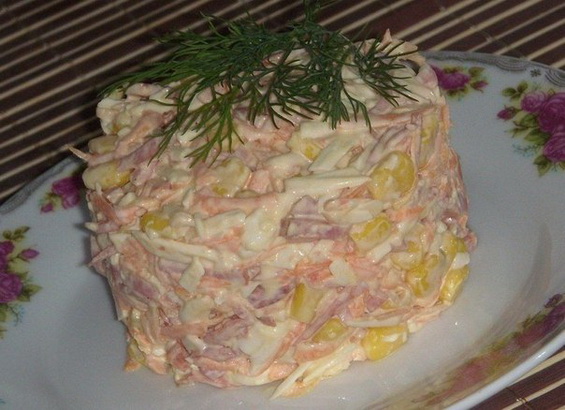 Салат с копченой колбасой "Гости на пороге"	
