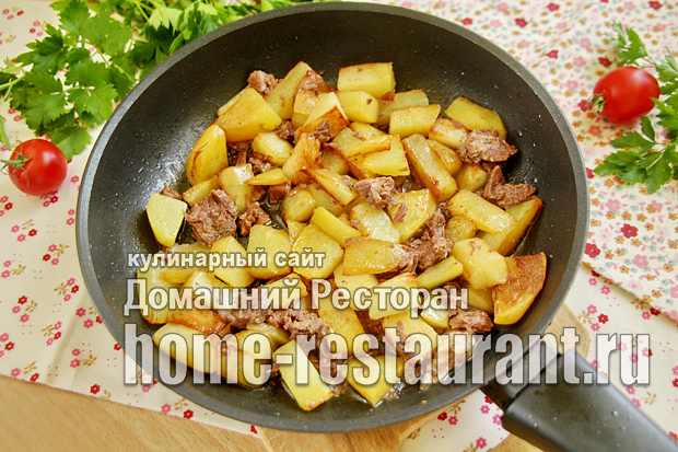 Картошка с тушенкой на сковороде фото _8