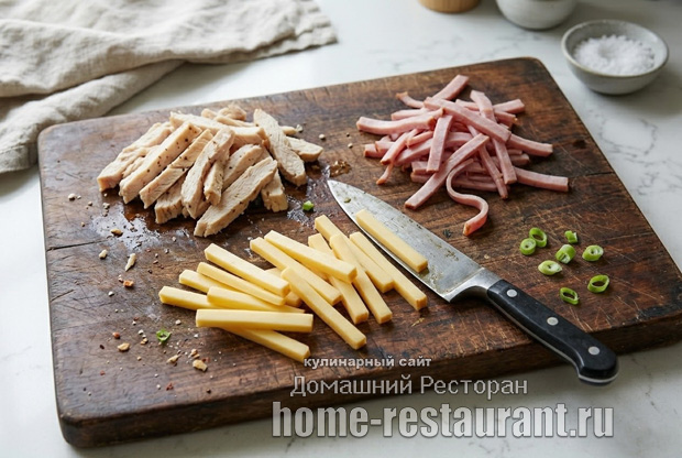 Нарезка курицы, ветчины и сыра соломкой на деревянной доске, стиль шеф-повара