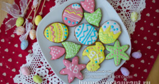 Домашние имбирные пряники на пасху с цветной белковой глазурью на теплом бежевом фоне, пошаговый рецепт медового теста.