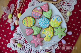 Домашние имбирные пряники на пасху с цветной белковой глазурью на теплом бежевом фоне, пошаговый рецепт медового теста.